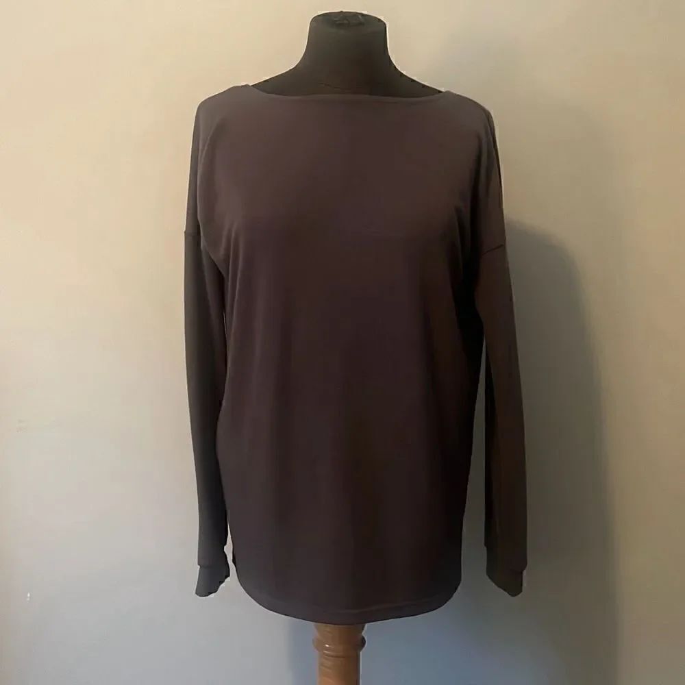 Tobi Women's Gray Drop Shoulder Long Sleeve Open Back Top